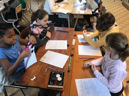 Un autre groupe usine en plein "jeu des conditions de travail de l'ouvrier"