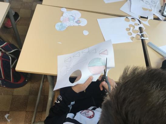 Une élève sur le poste "découpage des cercles"
