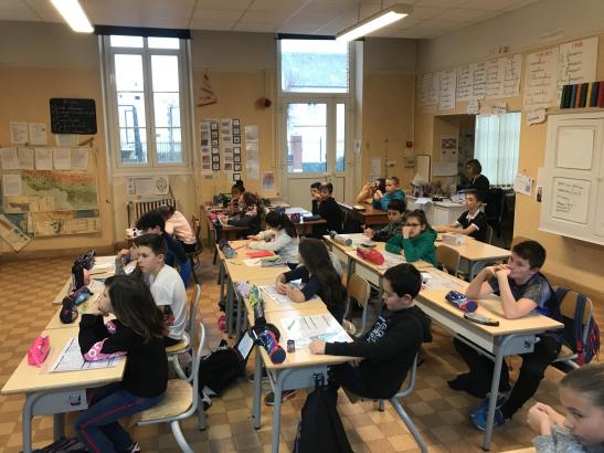 La classe découvrant le dernier mail d'Étienne A.