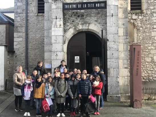 Les enfants devant le Théâtre de la Tête Noire à Saran