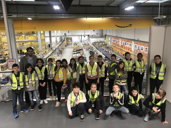 Les enfants à la fin de la visite de l'entrepôt Amazon 