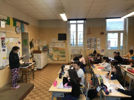 Ouverture de la lettre d'Étienne A. par une élève
