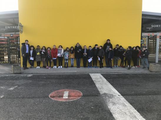 La classe avant d'entrer dans l'entrepôt Amazon de Saran