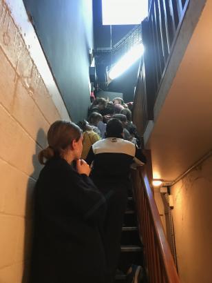 Les élèves découvrant les coulisses du théâtre.