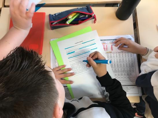 Un élève en pleine recherche pendant le grenelle de la condition ouvrière.