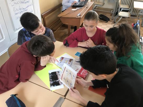 Un groupe d'élèves en pleine réflexion pendant le grenelle de la condition ouvrière