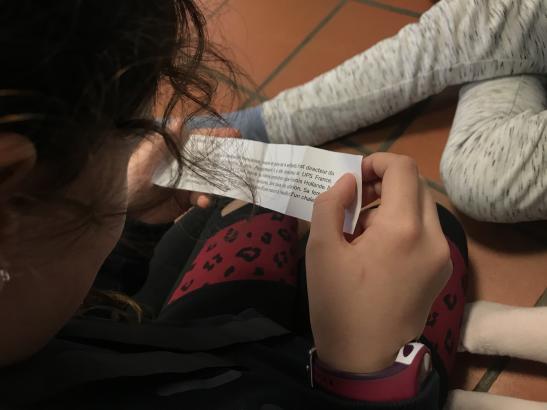 Une élève découvrant sa fiche personnage pour le jeu des inégalités.