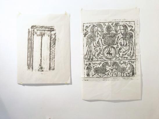 En résidence au sein du Domaine du Defend, Diane a entrepris de collecter, par l'estampage, un ensemble de signes qui forment un inventaire sensible des vestiges contemporains en présence. 