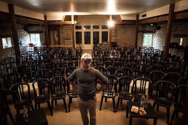 Valentin, à la salle des fêtes de Saint-Alban sur Roche, avant de jouer devant 100 personnes, 2018