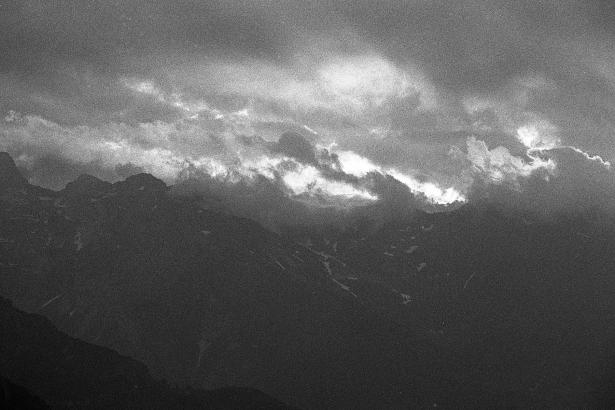 Photographie noir et blanc d'un coucher de soleil sur le col de Tende