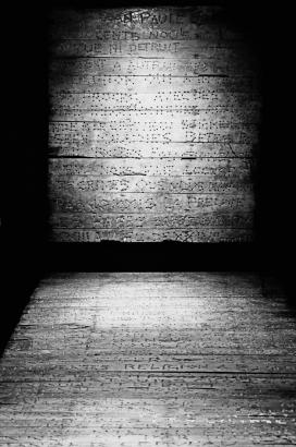Le Plancher de Jeannot est un morceau de parquet de 15 mètres carrés, gravé de 80 lignes de lettres capitales et poinçonnées réalisé en 1971 par Jeannot le Béarnais (1939-1972).  Jeune paysan béarnais, Jeannot effectue son service militaire en Algérie en 1959. À son retour, il apprend le suicide de son père, un homme violent. À la mort de sa mère en 1971, il l'enterre sous l'escalier familial, arrête de s'alimenter et commence à graver le plancher de sa chambre d'un long texte. 