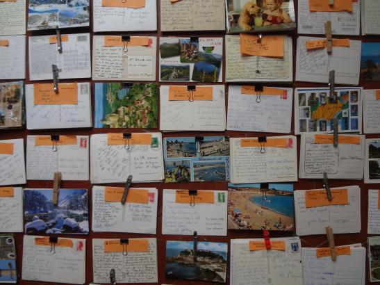 cartes postales en cours de tri