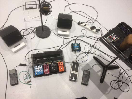 Voici un exemple de disposition de mes pédales d’effets électroniques. Ainsi qu'un exemple de "mobil home studio".  