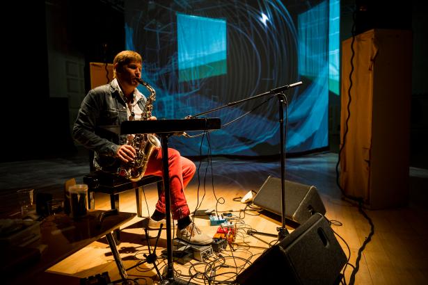 Voici une photo de moi avec mon saxophone "augmenté" de pédales d'effets électroniques.