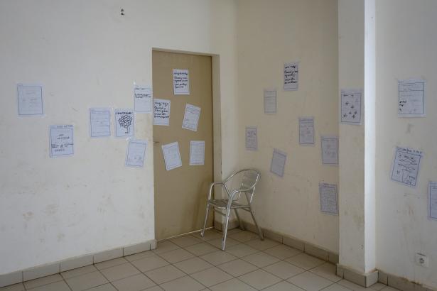Un chemin s'est crée sur tous les murs de la pièce