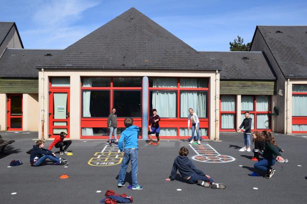 Jeux collectifs dans la cour