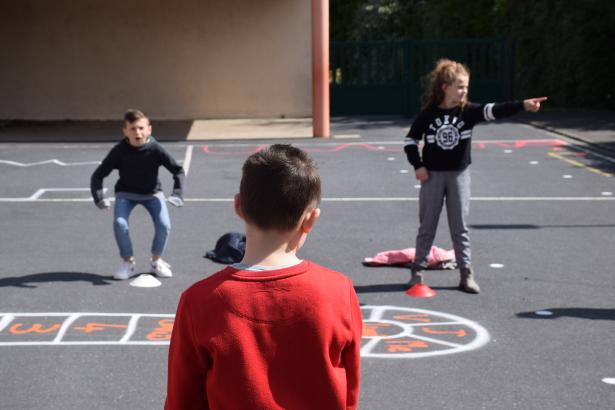 Jeux collectifs dans la cour