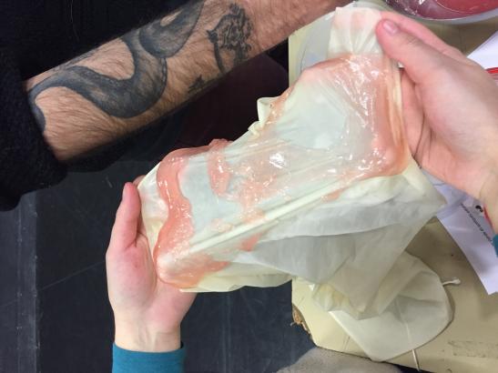 Essais de slime dégoulinant sur du plastique 
