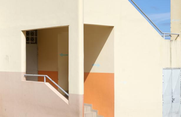 L'école est encore déserte, les enfants arrivent bientôt