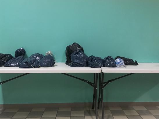 Pièces en train de sécher, emballées dans du plastique pour ralentir leur séchage