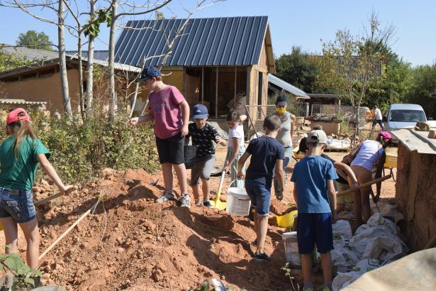 Les élèves arrivent sur le talus et récupèrent la terre