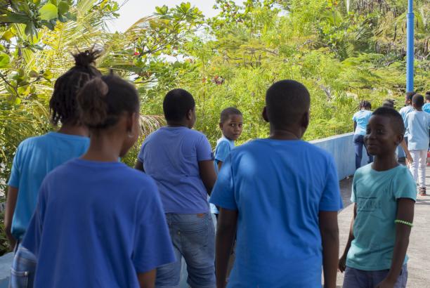 Les enfants aux abords de l'école