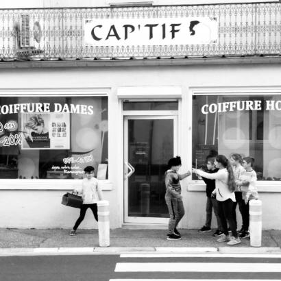Tournage devant le salon de coiffure