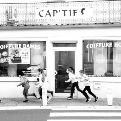 Tournage devant le salon de coiffure