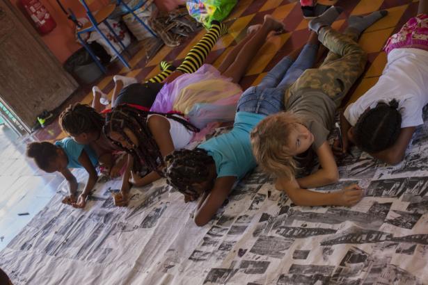 Les enfants en train de réaliser le paysage