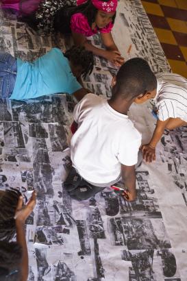 Les enfants en train de réaliser le paysage