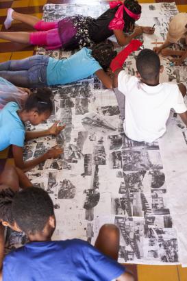 Les enfants en train de réaliser le paysage