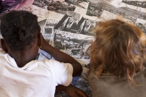 Les enfants en train de réaliser le paysage