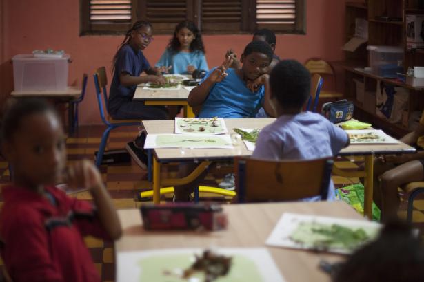 les enfants préparant leur compositions