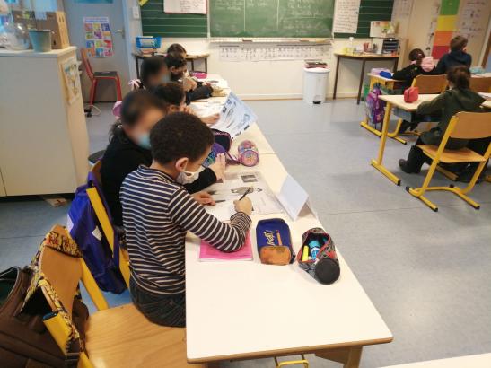 La classe en pleine analyse de maquettes de costumes