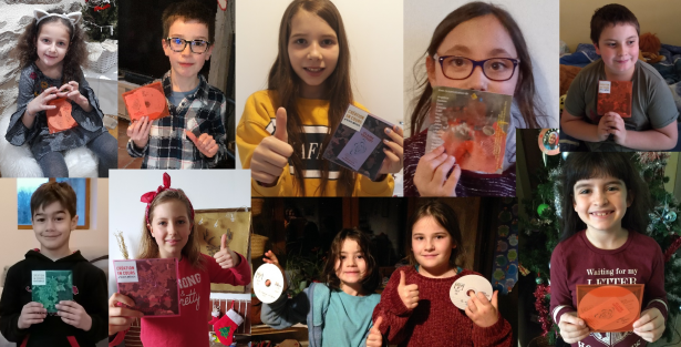 Les enfants chez eux avec leurs CD-souvenirs