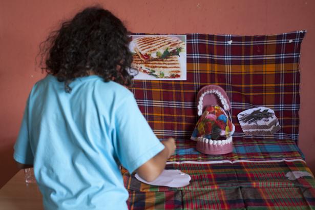 Les enfants préparant leurs nature morte