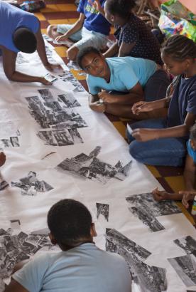 Les enfants en train de réaliser le paysage
