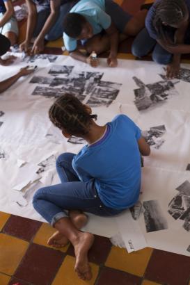 Les enfants en train de réaliser le paysage