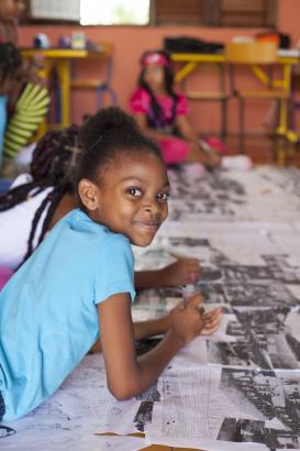 Les enfants en train de réaliser le paysage