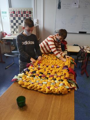 Tressage de foulards dans le tricot réalisé précédemment