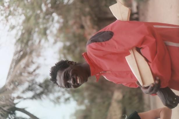 "Avant de monter dans la voiture qui nous ramène à Dakar, je donne à Mistic deux sculptures en bois, mes crémaillères. Je finis mes actions de troc, par une action de don, telle une offrande. Un don d’objets, que je prends le temps de travailler/sculpter à la main, contre le temps qu’il nous avait donné."