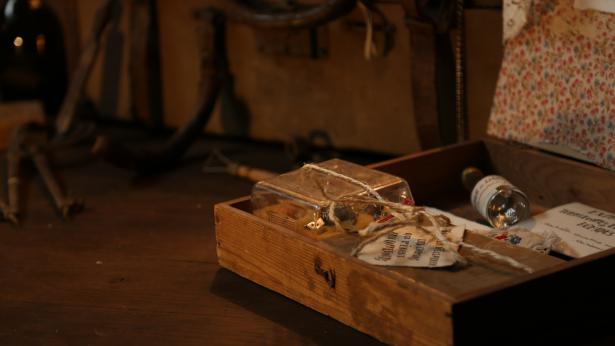 Autre pierre à l’édifice de ce projet. Pour essayer de me sortir d’une relation pénible j’avais fabriqué cette Boite à Outils pour Relation Brumeuse. A l’intérieur de vieux phares de voitures deviennent des outils “pour éclairer les chemins et essayer de se rencontrer”, un ancien ticket de la serre tropicale est une “invitation a explorer terres humides et luxuriantes”, etc... Bref autant d’outils pour se dépatouiller d’attachements trop informes.