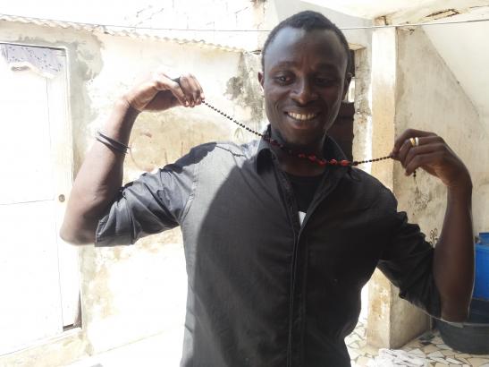 "Un collier en graines de Wayruro venant du Pérou, un collier porte bonheur où se côtoient des graines femelles (rouge) et des graines mâles (rouges et noires). En échange Moussa me tend un boubou pour jeune femme et un livre d’enfant sur Joséphine Baker."