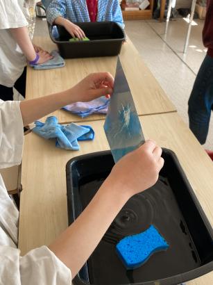 Rinçage d'un cyanotype ©François Gérard
