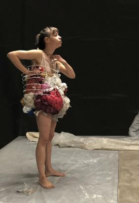 Personnage dans son costume d'organes, profil