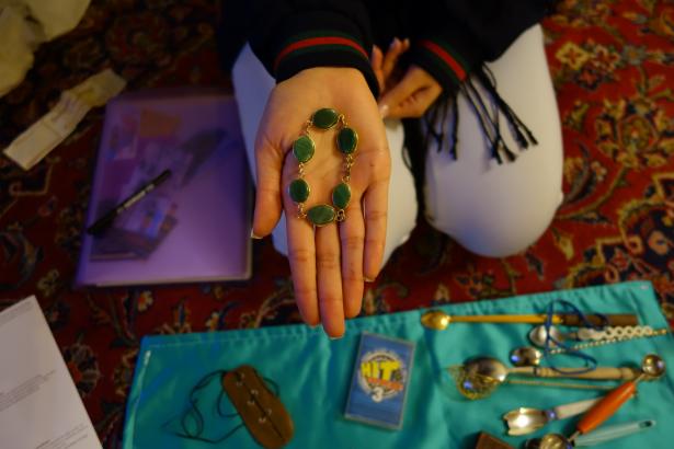 "Tata Cloclo, bracelet :  ce bracelet vient du Tarn. Je l’ai acheté quand j’étais avec des amis qui habitent à La Crouzette, où il y a beaucoup de carrières de granite. Je pense que ce sont des pierres semi-précieuses."