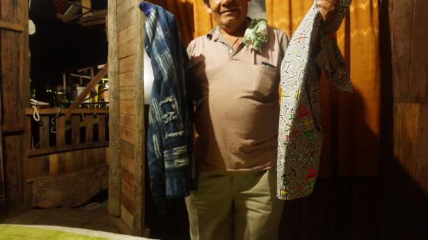 "Romel, chemise au motif Shipibo avec dans la poche une petite pierre : Romel tient absolument à échanger cette veste, elle lui plaît beaucoup. Il cherche, cherche, un objet équivalent pour troquer car je lui explique la symbolique de ce vêtement. Il l’échangera contre une de ses chemises au motif Shipibo, où il y cache une petite pierre fossile."
