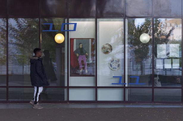 Vitrine donnant sur la cour _ œuvres de Hervé Priou et Andoni Maillard