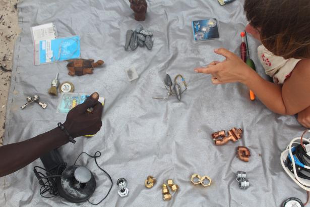 "Le jour du départ, je m’installe durant une matinée sur la plage de Dioneware en compagnie de Nahomi puis de Suji. Je troque avec Youssou, du matériel de pêche contre un hibou et une tortue taillée dans du tek."