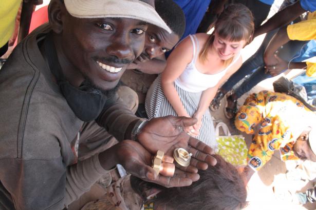 "Assan Diouf, Collier et bracelet en vertèbres de poisson : "j'ai moi aussi volé ces objets à mon père spirituel." ( troqué contre des écrou en laiton)